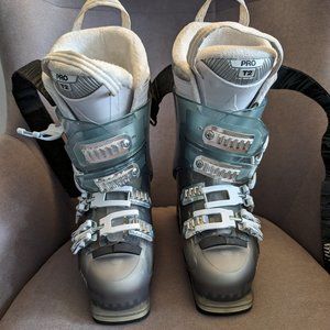 Atomic Tracker 110 Ski Boots - Women's 2014 22.5, Smoke/Tran